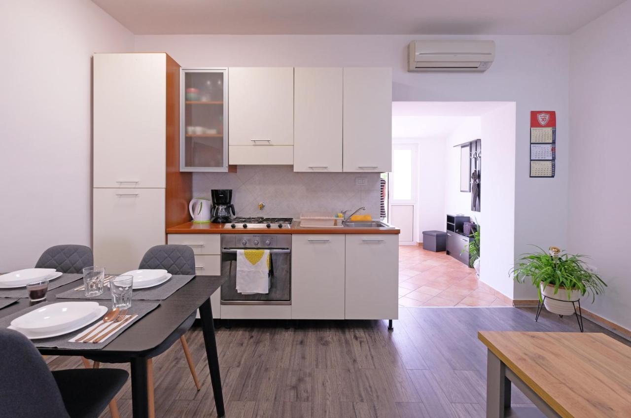 Apartment Klea - Cosy, Near City Center Pola Esterno foto