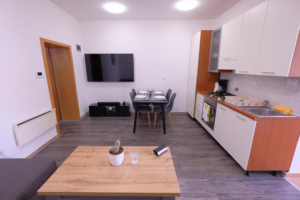 Apartment Klea - Cosy, Near City Center Pola Esterno foto